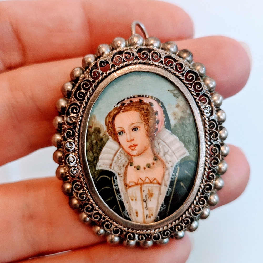 Antique Queen Elizabeth SS Brooch from Italy 💙